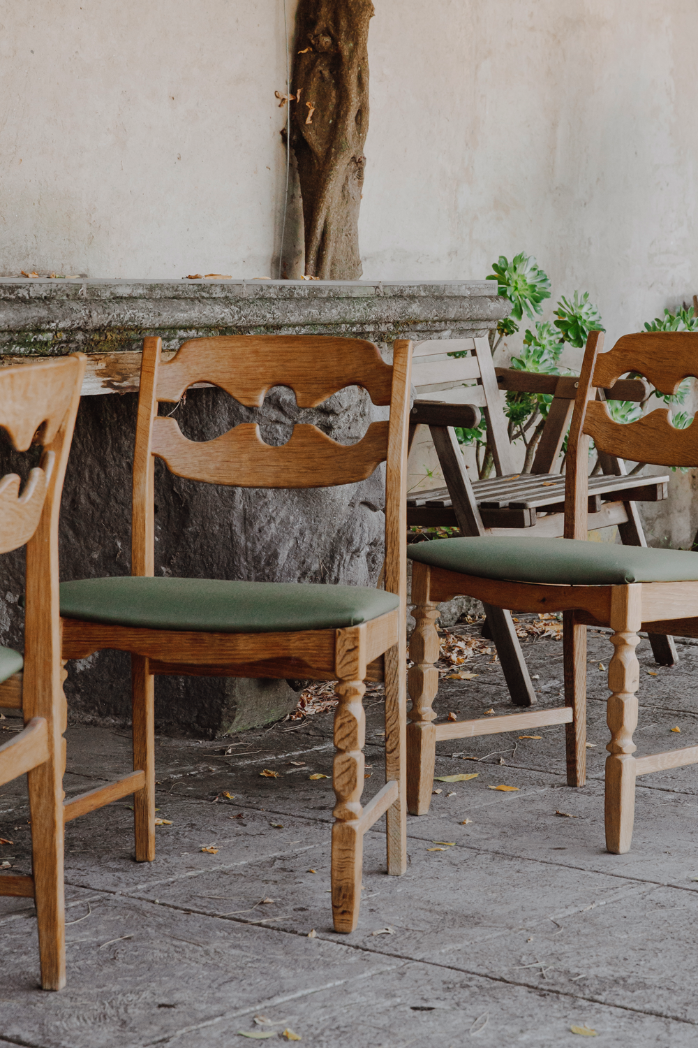 Rounded Razor Back White Dining Chairs by Henning Kjærnulf